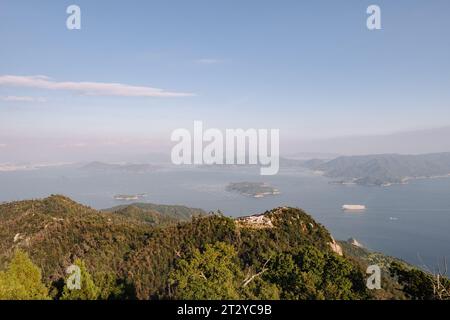 Vues depuis l'observatoire du mont Misen sur l'île de Miyajima (Itsukushima), Japon. Vue vers l'est sur la baie d'Hiroshima. Banque D'Images