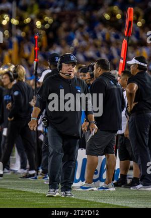 Octobre 21 2023 Palo Alto, CA USA Chip Kelly, entraîneur-chef de l'UCLA, marche sur la touche pendant le match de football de la NCAA entre les Bruins de l'UCLA et le Cardinal de Stanford. UCLA a battu Stanford 42-7 au Stanford Stadium Palo Alto, CA Thurman James/CSM Banque D'Images