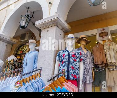 Rues de magasins dans la ville byzantine animée de Kerkira ou Corfou capitale de la ville de l'île de Corfou dans les îles Ioniennes de la Grèce Banque D'Images