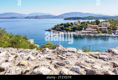 Le village de pêcheurs et destination de vacances de Kassiope sur la côte nord de Corfou dans les îles Ioniennes de Grèce vu des murs du château Banque D'Images