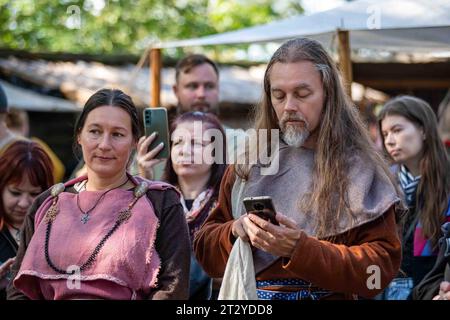 Pukkisaari Iron Age Market ré-acteur avec téléphone portable à Helsinki, Finlande Banque D'Images