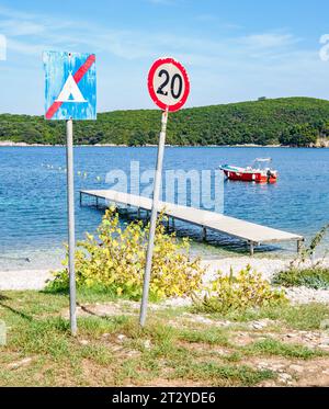 Pas de camping et 20 km / heure panneaux près d'une plage de Corfou dans les îles Ioniennes de Grèce Banque D'Images