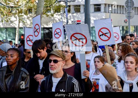 Marseille, France. 21 octobre 2023. Les manifestants brandissent des pancartes pendant la manifestation. Plusieurs centaines de personnes ont participé à une marche blanche en mémoire de Socayna, une jeune étudiante tuée dans sa chambre par une balle perdue lors de violences liées à la drogue à Marseille le 10 septembre 2023. Crédit : SOPA Images Limited/Alamy Live News Banque D'Images