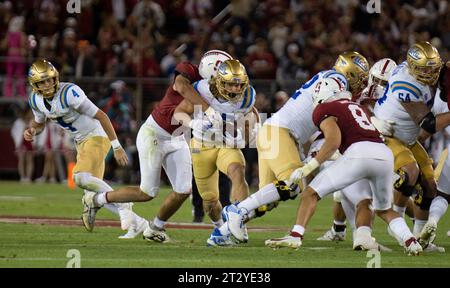 Octobre 21 2023 Palo Alto, CA USA UCLA Running back Carson Steele (33) court pour un premier match de NCAA football entre les Bruins de l'UCLA et le Cardinal de Stanford. UCLA a battu Stanford 42-7 au Stanford Stadium Palo Alto, CA Thurman James/CSM Banque D'Images