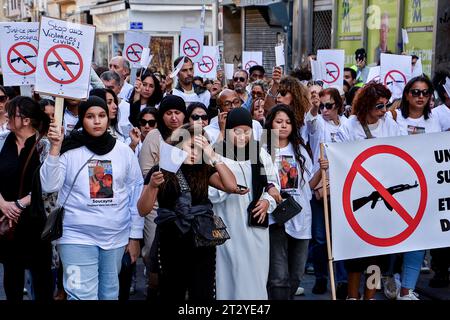 Marseille, France. 21 octobre 2023. Les manifestants brandissent des pancartes pendant la manifestation. Plusieurs centaines de personnes ont participé à une marche blanche en mémoire de Socayna, une jeune étudiante tuée dans sa chambre par une balle perdue lors de violences liées à la drogue à Marseille le 10 septembre 2023. (Photo Gerard Bottino/SOPA Images/Sipa USA) crédit : SIPA USA/Alamy Live News Banque D'Images