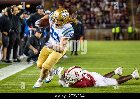 Octobre 21 2023 Palo Alto, CA USA UCLA Running back Carson Steele (33) court à l'extérieur pour un touchdown pendant le match de football NCAA entre les Bruins de l'UCLA et le Cardinal de Stanford. UCLA a battu Stanford 42-7 au Stanford Stadium Palo Alto, CA Thurman James / CSM Banque D'Images