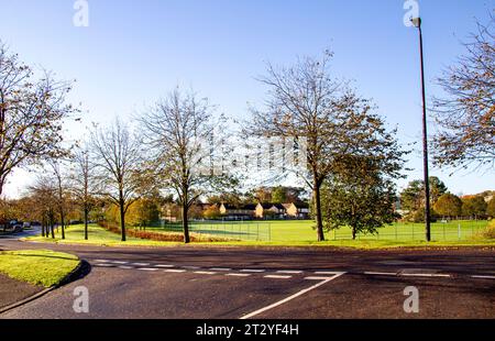 Dundee, Tayside, Écosse, Royaume-Uni. 22 octobre 2023. UK Météo : paysages d'automne dans le village Ardler de Dundee, en Écosse, après le blitz de tempête Babet du nord-est de l'Écosse. Après les tempêtes et les inondations, une combinaison de temps d'automne doux et de ciel bleu clair a créé un beau paysage automnal. Crédit : Dundee Photographics/Alamy Live News Banque D'Images