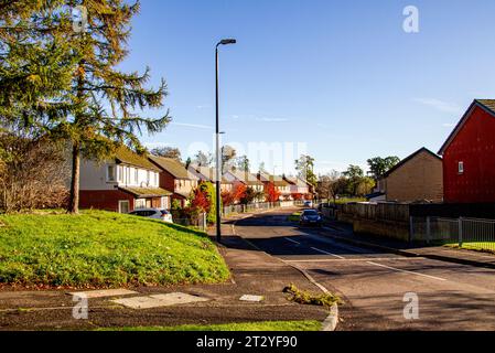 Dundee, Tayside, Écosse, Royaume-Uni. 22 octobre 2023. UK Météo : paysages d'automne dans le village Ardler de Dundee, en Écosse, après le blitz de tempête Babet du nord-est de l'Écosse. Après les tempêtes et les inondations, une combinaison de temps d'automne doux et de ciel bleu clair a créé un beau paysage automnal. Crédit : Dundee Photographics/Alamy Live News Banque D'Images
