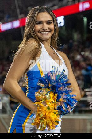 Octobre 21 2023 Palo Alto, CA USA UCLA Cheerleaders sur la touche lors du match de football de la NCAA entre les Bruins de l'UCLA et le Stanford Cardinal. UCLA a battu Stanford 42-7 au Stanford Stadium Palo Alto, CA Thurman James / CSM Banque D'Images