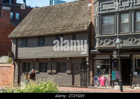 Les touristes à la Paul Revere House sur le Freedom Trail, North Square, North End, Boston, Massachusetts, USA Banque D'Images