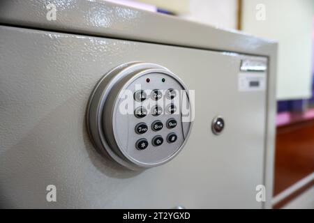 Mise au point sélective sur le clavier blanc du boîtier de sécurité dans une pièce Banque D'Images