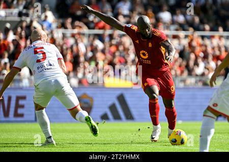 Rome, Italie. 22 octobre 2023. Luca Caldirola d'AC Monza et Romelu Lukaku d'AS Roma lors du match de football Serie A entre AS Roma et AC Monza au stade Olimpico de Rome (Italie), le 22 octobre 2023. Crédit : Insidefoto di andrea staccioli/Alamy Live News Banque D'Images