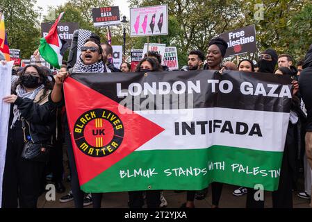 Black Lives Matter Intifada bannière lors d'une manifestation de Free Palestine à Londres suite à l'escalade du conflit en Israël et à Gaza. BLM UK Banque D'Images