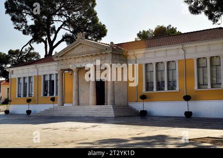 Paphos, Chypre - 27 septembre 2023 : Jardins municipaux avec Hôtel de ville dans le quartier de la vieille ville, la ville a été capitale européenne de la culture 2017 Banque D'Images