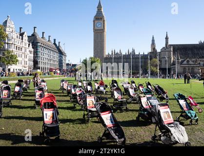 Des parents avec des landaus vides devant les chambres du Parlement à Londres, en soutien aux familles israéliennes qui ont eu des enfants pris en otage par le Hamas. Date de la photo : dimanche 22 octobre 2023. Banque D'Images