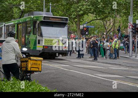 22nd Oct 2023 Melbourne Victoria Australie, les tramways emblématiques de Melbourne font partie du système de transport public de Melbourne progressant lentement à travers la masse des manifestants, Banque D'Images