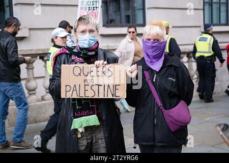 Londres, Royaume-Uni. 21 octobre 2023. Un manifestant est vu tenant une pancarte qui dit "Queers for Palestine" pendant la manifestation. Après la première marche du 7 octobre, environ 100 000 manifestants pro-palestiniens, revendiqués par la police métropolitaine, se sont joints à une marche dans le centre de Londres pour manifester leur solidarité avec les Palestiniens et appeler à la fin du bombardement israélien de Gaza. Les manifestants se rassemblent à Marble Arch et marchent jusqu'à la place du Parlement. Crédit : SOPA Images Limited/Alamy Live News Banque D'Images