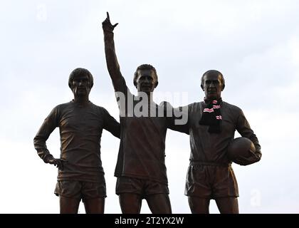 Manchester, Royaume-Uni. 22 octobre 2023. Les fans rendent hommage à Old Trafford suite à la nouvelle du décès du légendaire joueur Sir Bobby Charlton à Old Trafford, Manchester. Date de la photo : 22 octobre 2023. Le crédit photo devrait être : Gary Oakley/Sportimage crédit : Sportimage Ltd/Alamy Live News Banque D'Images