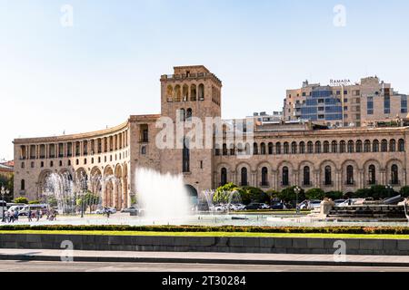 Erevan, Arménie - 28 septembre 2023 : fontaine et bâtiment du gouvernement sur la place piétonne de la République dans le quartier central de Kentron de la ville d'Erevan sur s Banque D'Images