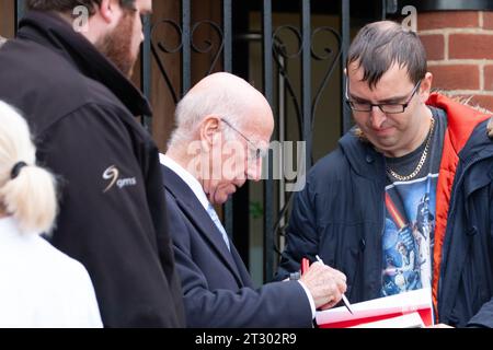 Bobby Charlton signe des autographes lors du dévoilement de la plaque Duncan Edwards le 1 octobre 2016 Banque D'Images