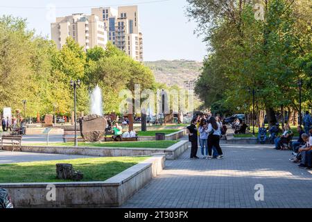 Erevan, Arménie - 28 septembre 2023 : les habitants de la place Khachkar sur la rue Pavstos Buzand dans le quartier central de Kentron de la ville d'Erevan à l'automne ensoleillé Banque D'Images