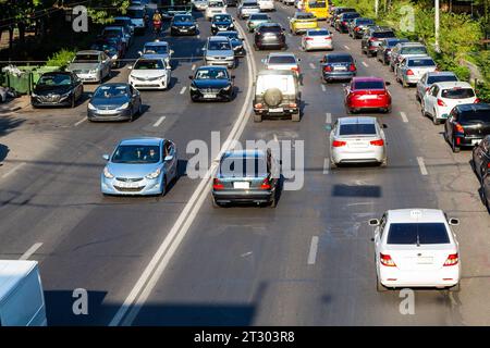 Erevan, Arménie - 28 septembre 2023 : vue de dessus des voitures sur la rue Khanjyan dans le quartier central de Kentron de la ville d'Erevan, le soir ensoleillé de l'automne Banque D'Images