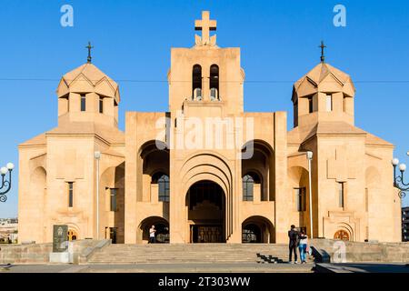 Erevan, Arménie - 28 septembre 2023 : vue du bâtiment de Saint Grégoire la cathédrale illuminée par le coucher du soleil dans la ville d'Erevan sur le soleil Banque D'Images