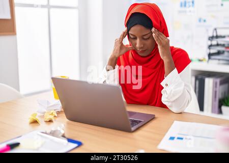 Jeune belle femme travailleur d'affaires a stressé en utilisant un ordinateur portable au bureau Banque D'Images