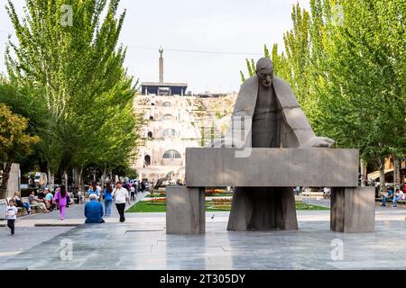 Erevan, Arménie - 29 septembre 2023 : Monument à Alexander Tamanyan près des escaliers Cascade dans la ville d'Erevan en automne. Il a été érigé en 1974 par sculpto Banque D'Images