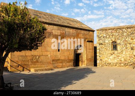 Khor Virap, Arménie - 30 septembre 2023 : cour du monastère de Khor Virap et basilique de cave de Khor Virap (fosse profonde) où Christian Grigor (Grego Banque D'Images