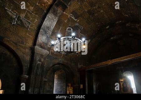 Khor Virap, Arménie - 30 septembre 2023 : lampe et plafond dans la chapelle de S. Grigor (Grégoire) Lusavorich dans la basilique du monastère de Khor Virap Banque D'Images