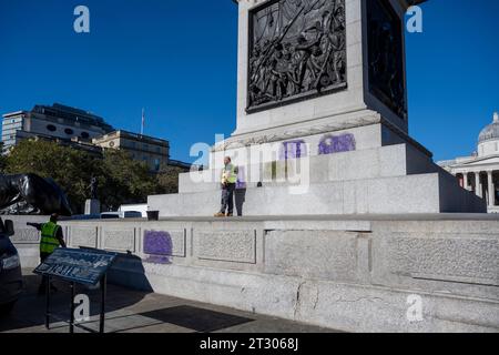 Londres, Royaume-Uni. 22 octobre 2023. Les ouvriers nettoient les graffitis de la base de la colonne de Nelson à Trafalgar Square, le matin après qu’une marche pour la Palestine ait traversé la zone la veille, qui était le jour de Trafalgar. Crédit : Stephen Chung / Alamy Live News Banque D'Images