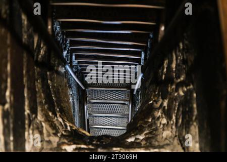 Khor Virap, Arménie - 30 septembre 2023 : entrée souterraine à la fosse dans la cave de la basilique Grigor (Grégoire) Lusavorich dans le monastère de Khor Virap Banque D'Images