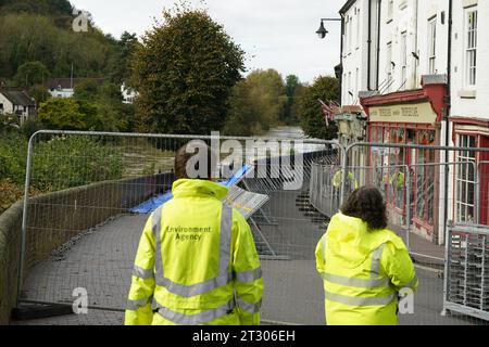 Barrières d'inondation le long de Iron Bridge sur la rivière Severn dans le Shropshire , après que la tempête Babet ait frappé le Royaume-Uni, causant des inondations généralisées et des vents violents. L'Agence pour l'environnement a averti que les inondations des principaux fleuves pourraient se poursuivre jusqu'à mardi, en raison des perturbations généralisées causées par la tempête Babet, qui pose un «risque pour la vie» dans certaines régions. Date de la photo : dimanche 22 octobre 2023. Banque D'Images