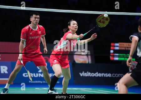 Zheng si Wei (à gauche) et Huang ya Qiong, Chine en action contre Feng Yan Zhe et Huang Dong Ping, Chine lors de leur finale en double mixte au Victor Denmark Open au Jyske Bank Arena à Odense dimanche 22, 2023. Banque D'Images