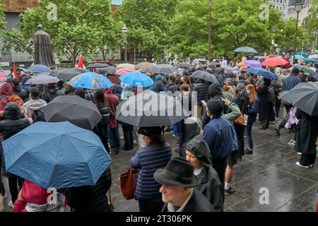 22 octobre 2023, Melbourne Victoria Australie, la mer de parapluies comme les supporters écoutent les discours au Pro Palestine Rally à la Bibliothèque d'État de Victoria. Crédit PjHickox/Alamy Live News. Banque D'Images