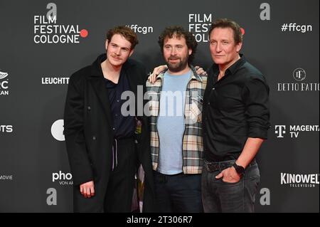 Schauspieler Philip Froissant, Regisseur Florian Baxmeyer und Schauspieler Oliver Masucci, l-r, kommt zum projection des film Eine billion Dollar beim 33. Festival du film Cologne, FFCGN in den Kölner Filmpalast *** l'acteur Philip Froissant, le réalisateur Florian Baxmeyer et l'acteur Oliver Masucci, l r, arrivent à la projection du film Un milliard de dollars au Festival du film de Cologne 33, FFCGN au Filmpalast de Cologne, Allemagne. Crédit : Imago/Alamy Live News Banque D'Images