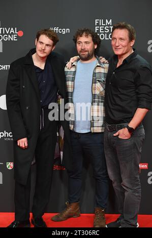 Schauspieler Philip Froissant, Regisseur Florian Baxmeyer und Schauspieler Oliver Masucci, l-r, kommt zum projection des film Eine billion Dollar beim 33. Festival du film Cologne, FFCGN in den Kölner Filmpalast *** l'acteur Philip Froissant, le réalisateur Florian Baxmeyer et l'acteur Oliver Masucci, l r, arrivent à la projection du film Un milliard de dollars au Festival du film de Cologne 33, FFCGN au Filmpalast de Cologne, Allemagne. Crédit : Imago/Alamy Live News Banque D'Images