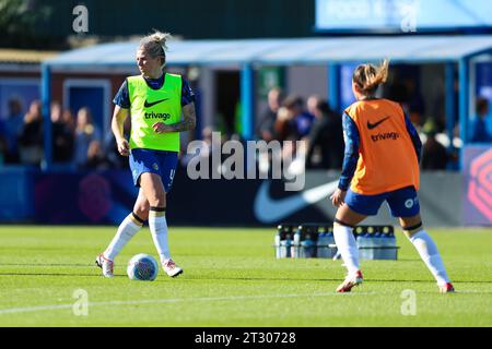 Millie Bright de Chelsea se réchauffe avant le coup d'envoi du Chelsea FC Women contre Brighton & Hove Albion Women FC WSL match à Kingsmeadow, Wheatsheaf Park, Londres, Royaume-Uni le 22 octobre 2023 Credit : Every second Media/Alamy Live News Banque D'Images