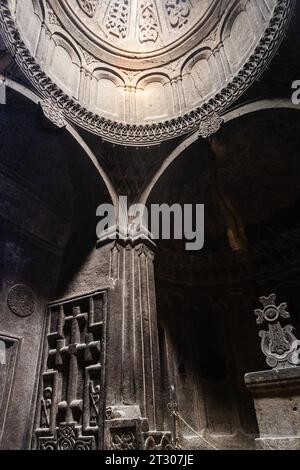 Goght, Arménie - 30 septembre 2023 : coupole dans l'église de Surb Astvatsatsin du monastère de Geghard dans la haute vallée de l'Azat . Geghard est répertorié comme UNESCO Wor Banque D'Images