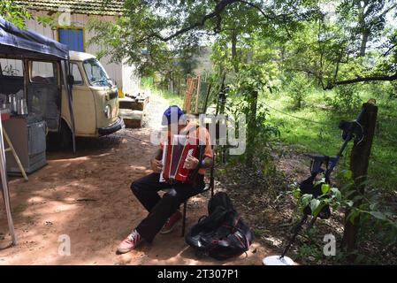 Ville : Marilia, São Paulo, Brésil - 29 mai 2023 : accordéon jouant de l'accordéon lors d'une fête à l'intérieur de São Paulo avec une voiture et la nature dans Th Banque D'Images