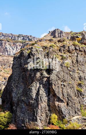 Falaise avec des grottes dans la gorge de la rivière près de Geghard en Arménie sur la journée ensoleillée d'automne Banque D'Images