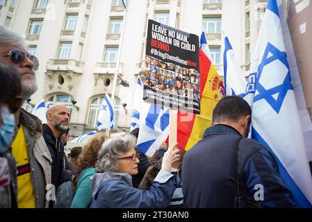 Des membres de la Fédération des communautés juives d’Espagne manifestent, appelant à la libération des otages par le Hamas, devant le Congrès Banque D'Images