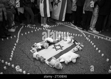 Madrid, Espagne. 22 octobre 2023. Des membres de la Fédération des communautés juives d'Espagne manifestent, appelant à la libération des otages par le Hamas, devant le Congrès des députés à Madrid le 22 octobre 2023 (photo Oscar Gonzalez/Sipa USA) (photo Oscar Gonzalez/Sipa USA) crédit : SIPA USA/Alamy Live News Banque D'Images