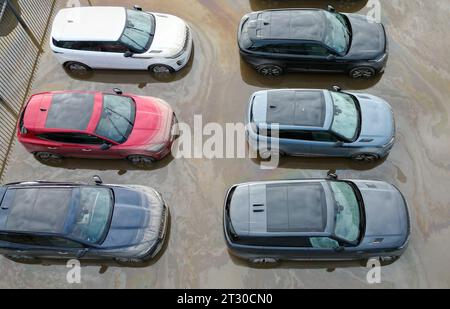 Derby, Derbyshire, Royaume-Uni. 22 octobre 2023. Météo britannique. Les véhicules d'une concession Jaguar Land Rover reposent dans les eaux de crue après que la rivière Derwent ait éclaté pendant la tempête Babet. Crédit Darren Staples/Alamy Live News. Banque D'Images