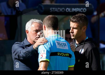 Rome, Italie. 22 octobre 2023. JoseÕ Mourinho, à gauche, entraîneur-chef de L'AS Roma, se dispute avec l'arbitre Giovanni Ayroldi, centre, et le quatrième assistant Antonio Giua lors du match de championnat italien de football entre Roma et Monza au Stade Olympique de Rome, Italie, 22 octobre 2023. Crédit : Riccardo de Luca - Update Images/Alamy Live News Banque D'Images