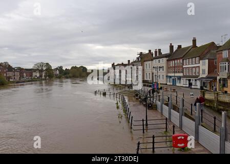 Bewdley, Worcestershire, 22 octobre 2023. Des barrières anti-inondations ont été déployées alors que la rivière Severn continue de monter après la tempête Babet, avec des niveaux qui devraient culminer lundi soir. Les travaux en cours pour installer des barrières supplémentaires contre les inondations ont été entravés par la hausse des niveaux d'eau. G.P. Essex /Alamy Live News Banque D'Images