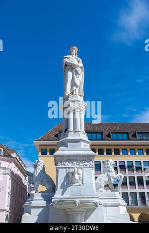 Bolzano, Italie - 10 août 2023 : Statue de Walther von der Vogelweide sur la place qui lui est dédiée Bolzano, Tyrol du Sud, Italie Banque D'Images