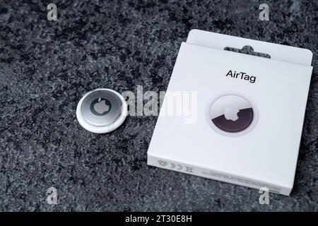 Jurmala, Lettonie - 21 09 2023 : sur la table AIRTAG Apple - gadget pour suivre vos affaires . Air Tag se trouve à côté de la boîte blanche. Banque D'Images