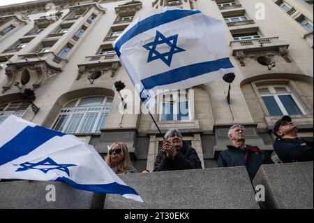 Madrid, Espagne. 22 octobre 2023. Des gens protestant avec des drapeaux soutenant Israël. La communauté israélienne de Madrid s’est réunie devant le Congrès des députés pour exiger la libération des prisonniers détenus par le Hamas à Gaza. Le groupe militant palestinien Hamas a lancé la plus grande attaque surprise depuis Gaza le 7 octobre, qui a incité le Premier ministre israélien Benjamin Netanyahu à déclarer la guerre. Crédit : Marcos del Mazo/Alamy Live News Banque D'Images